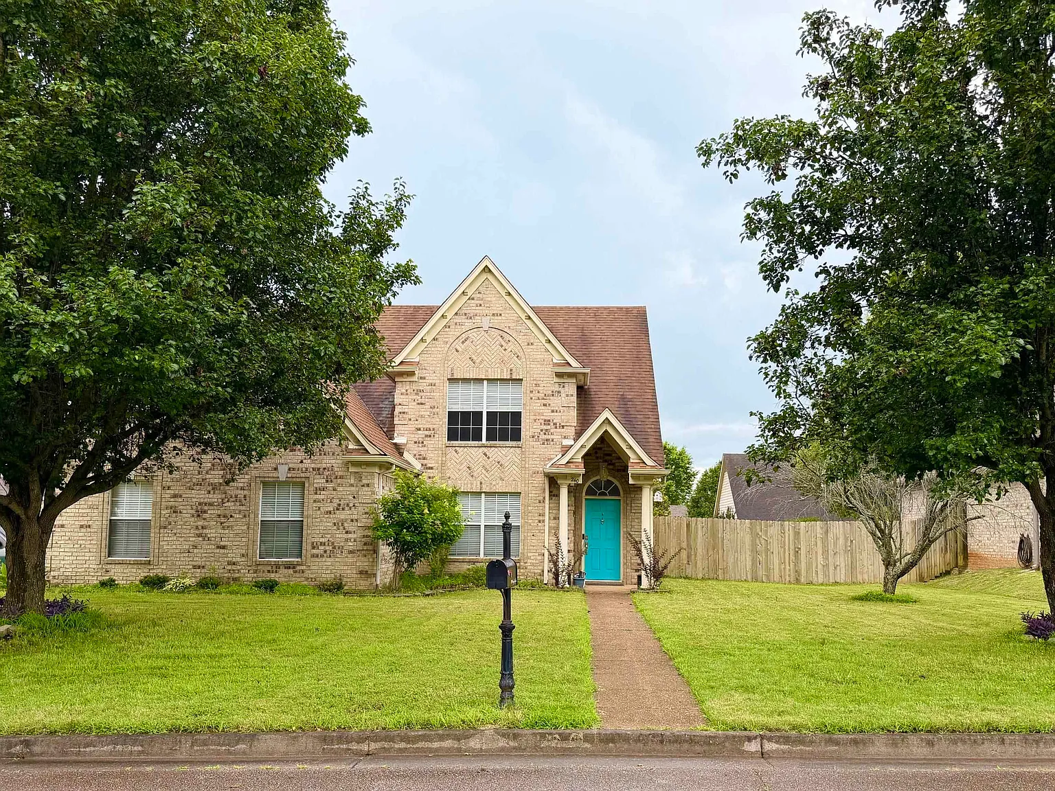 4 bed, 2.5 bath, 2111 sqft, $1,950 — Photo 2