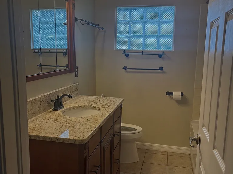 423 W Maxwell St — Photo 5