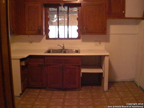 5th image of 306 Bexar Dr