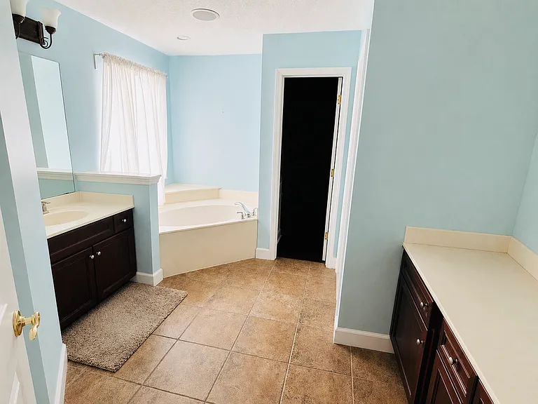 Master Bathroom with two sinks, an oval bathrub and a standing shower. Walk-in Closet.