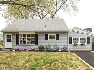 17 Pinetree Dr, Parlin, NJ 08859