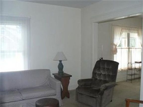 3rd image of 916 Mill St