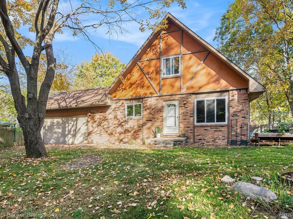 2495 Moore Pl, Howell, MI 48843