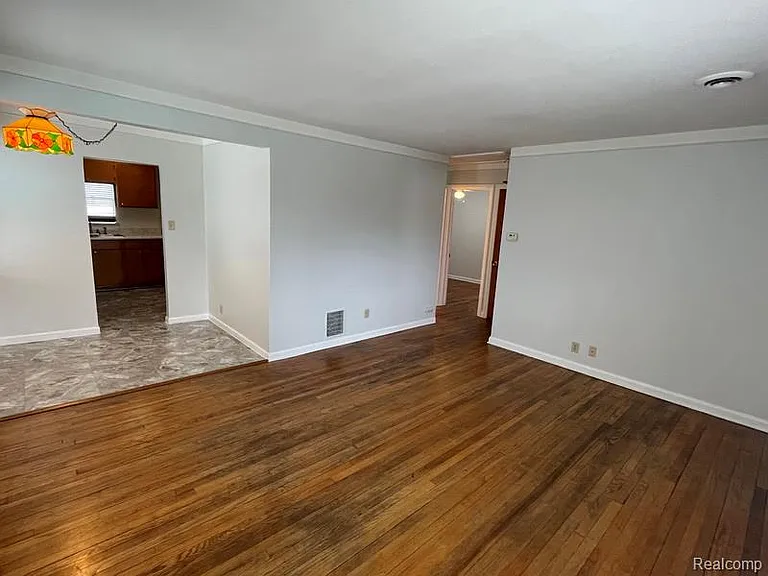 26604 Groveland St — Photo 5