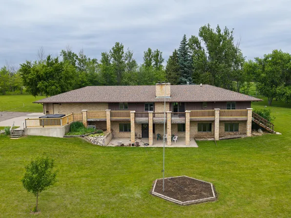 1646 41st St NW, Jamestown, ND 58401