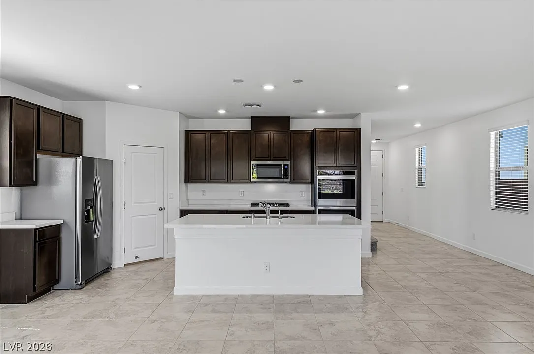 5 bed, 4.0 bath, 2454 sqft, $3,495 — Photo 4