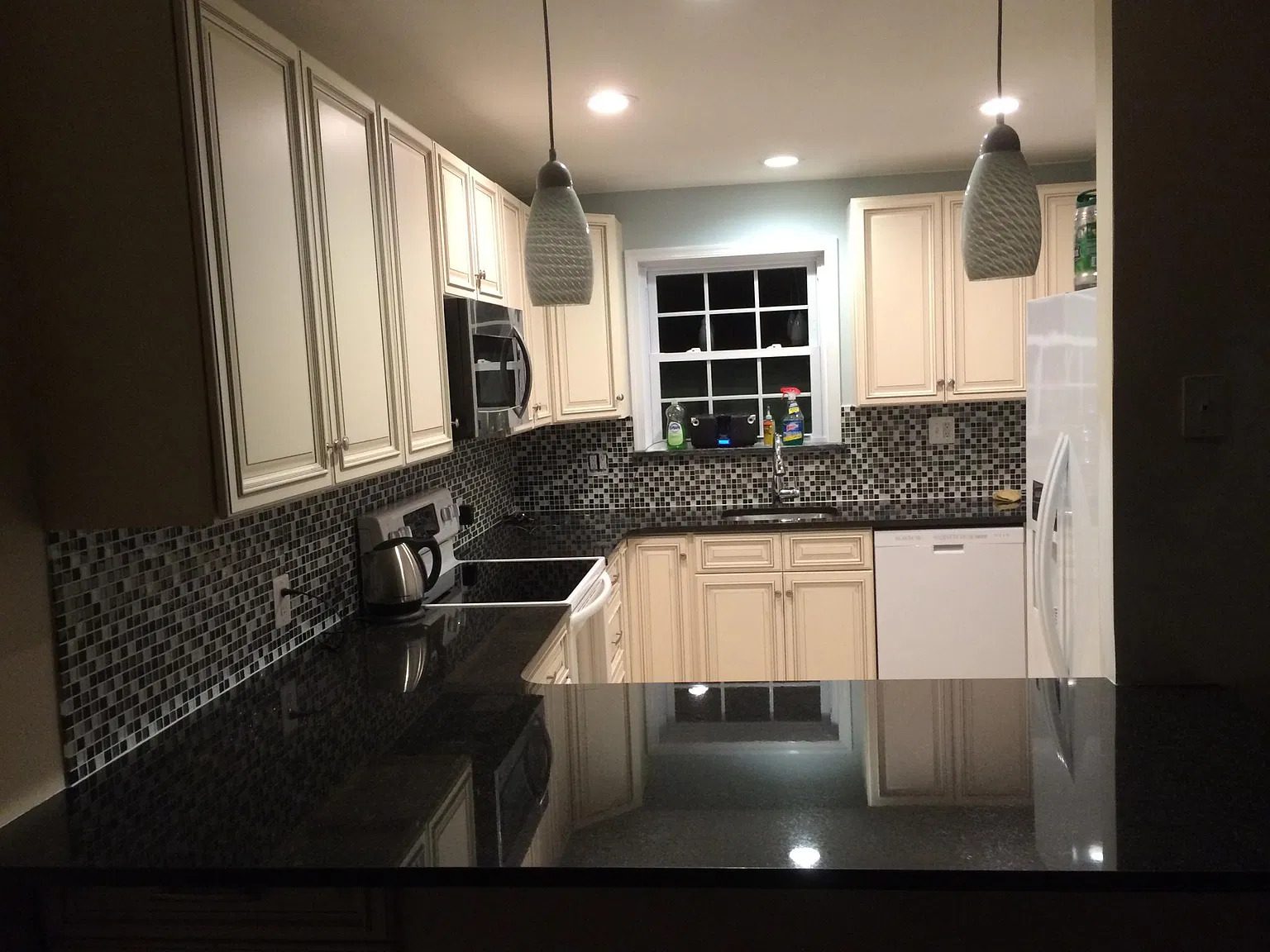 2 bed, 1.5 bath, 1025 sqft, $2,400 — Photo 2