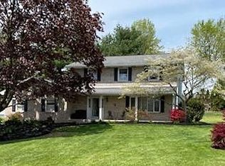 7 Meadowood Dr, Hummelstown, PA 17036