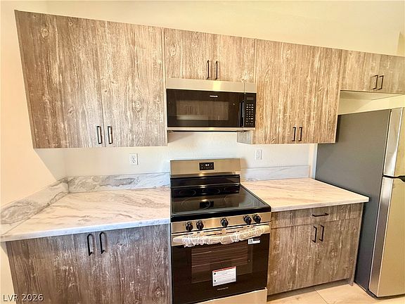 4th image of 461 E Comstock St #2
