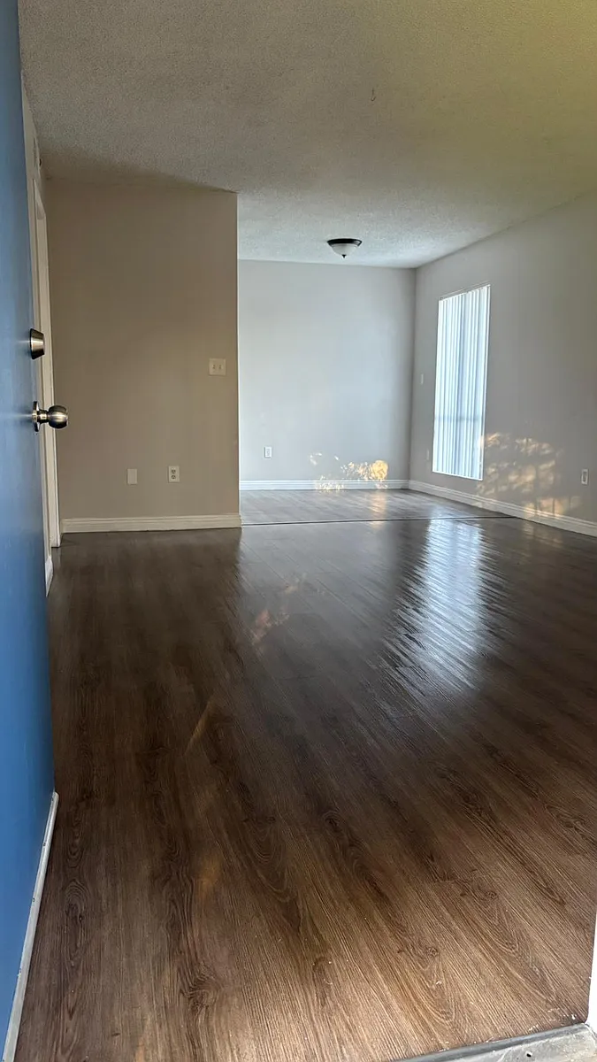 Building Photo - 304 E Olive St #17