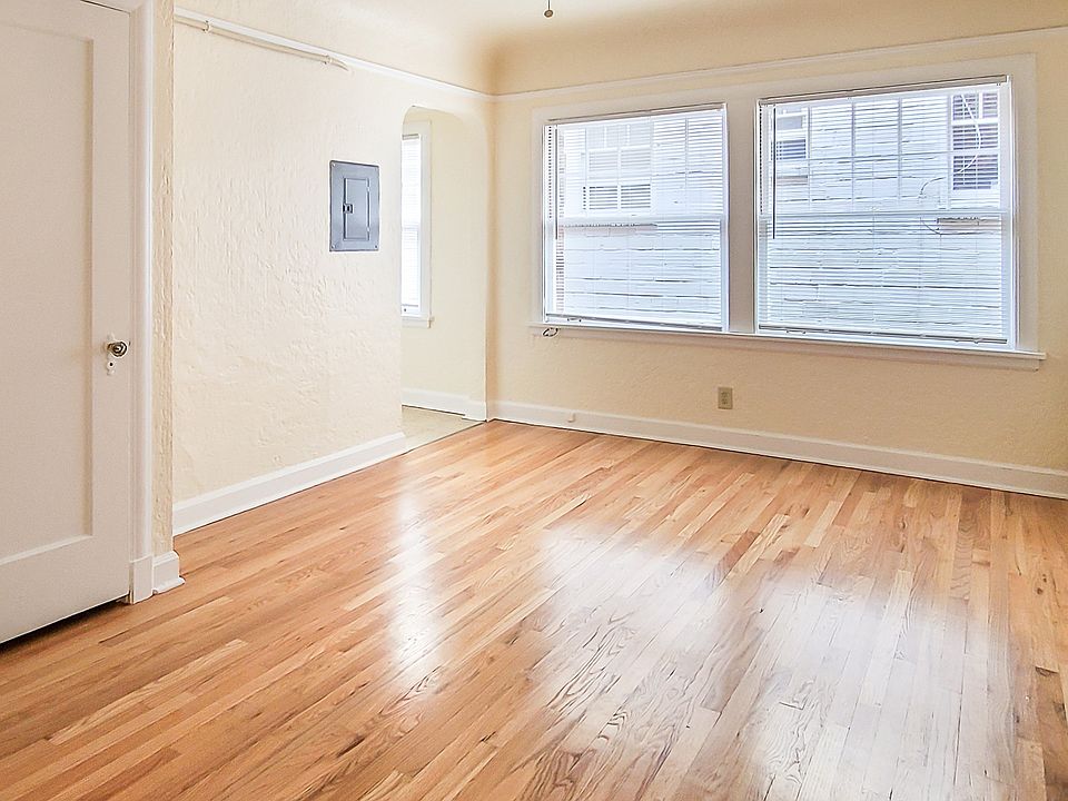 Rena Villa - Portland Oregon - One Bedroom - Living Room
