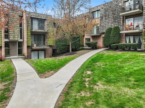 1112 Forest Green Dr, Coraopolis, PA 15108