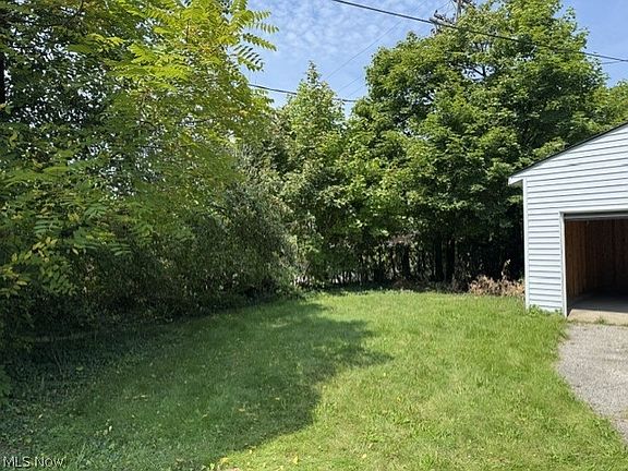 5th image of 3219 E Overlook Rd
