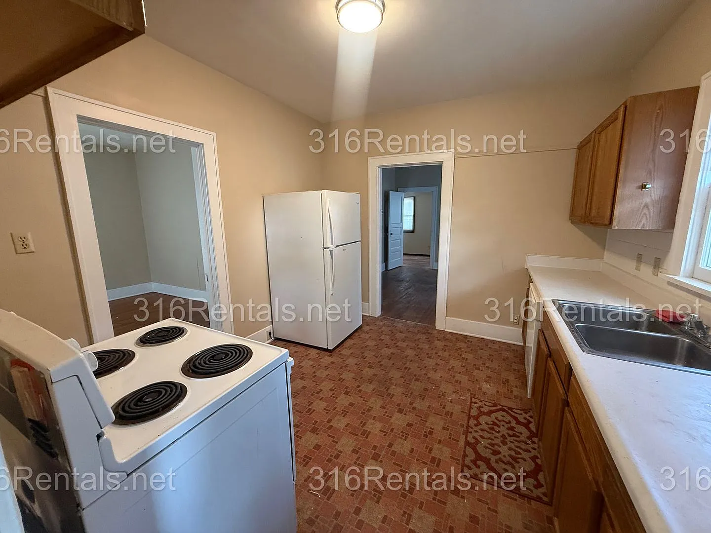 $1195- ** Coming Soon** 3 Bedroom / 1 Bathroom - Single Family Home — Photo 3