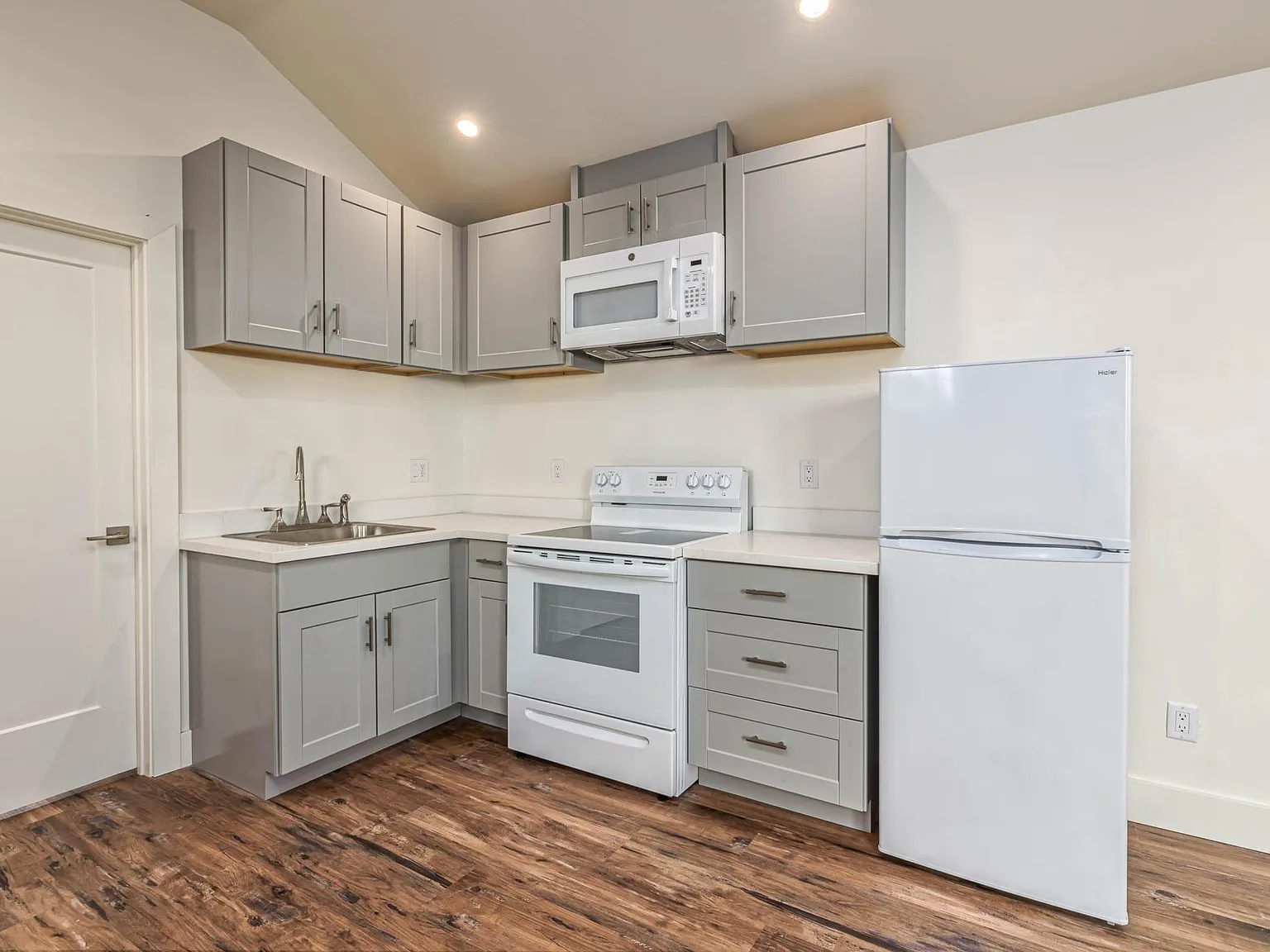 Studio, $2,250 — Photo 4