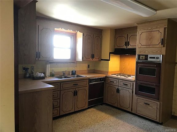 3rd image of 282 McNaughton Ave