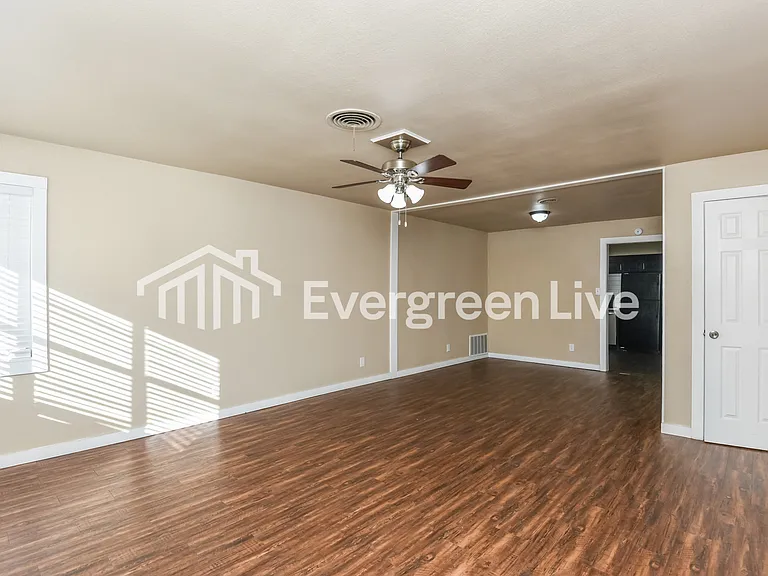 7105 Robinhood Ln — Photo 4