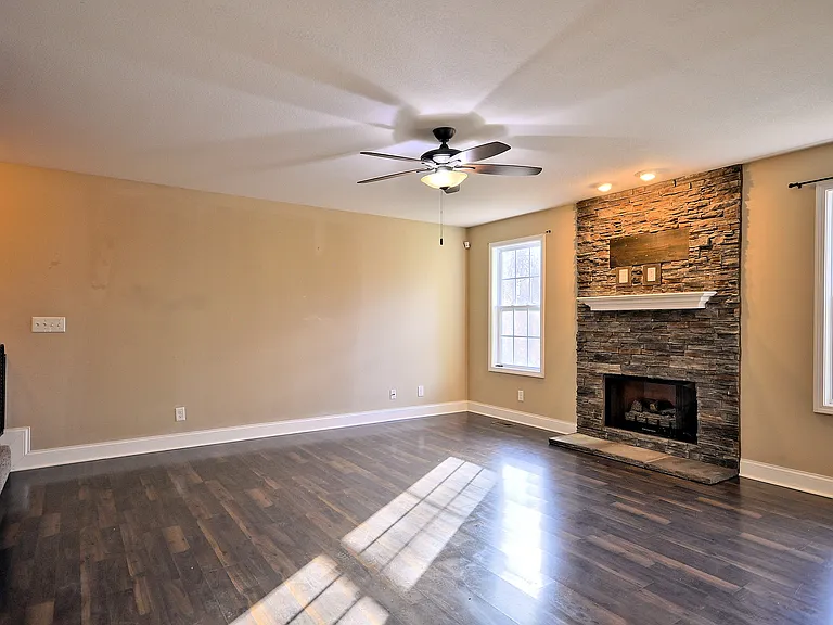 446 Cyprus Ct — Photo 5