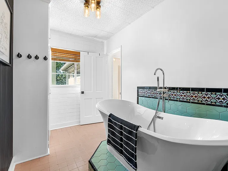 Waveview Dr — Photo 12