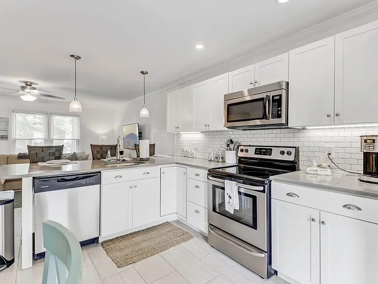 734 Harbor Ln — Photo 6