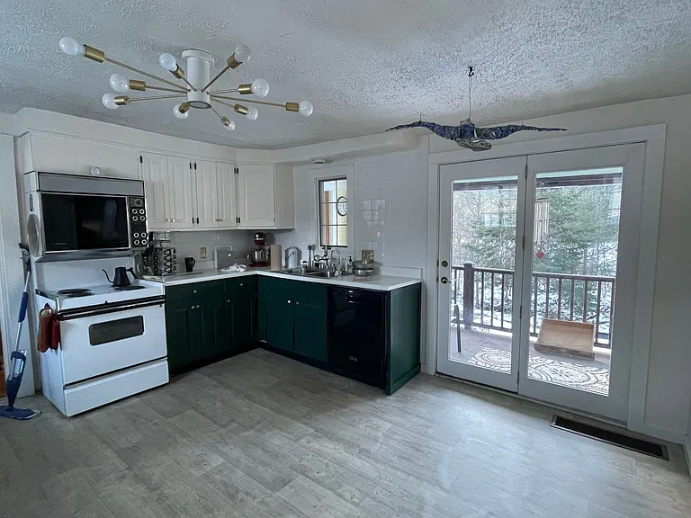 516 Giddings St — Photo 12