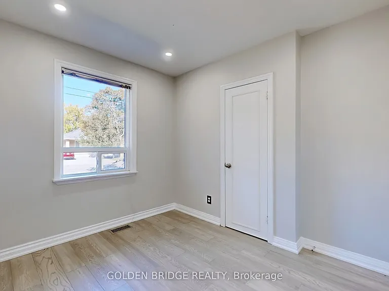 438 Centre St E — Photo 12