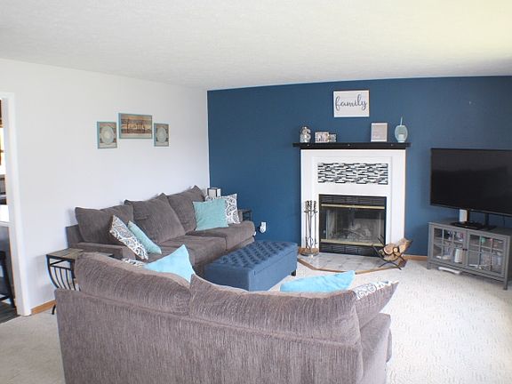 3rd image of 425 Fox Run Dr