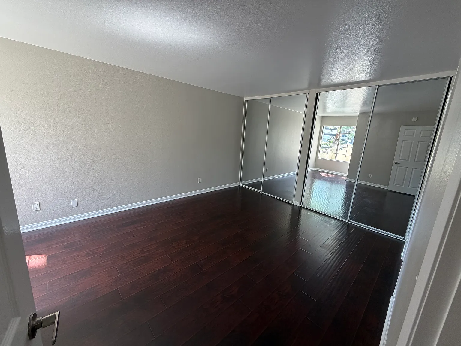 3 bed, 1020 sqft, $3,850 — Photo 4
