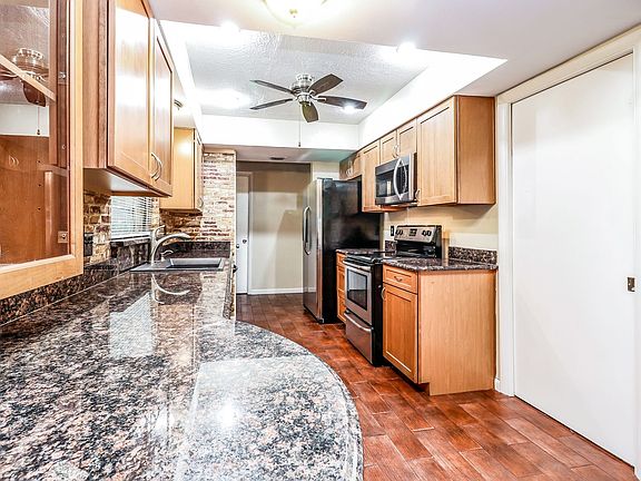 5th image of 635 Sprucewood Cir