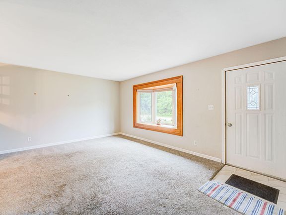4th image of 915 W Merchant St