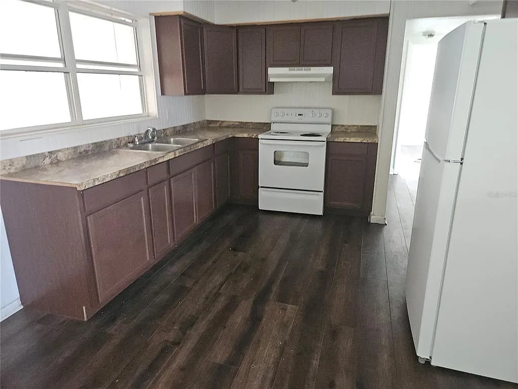 3 bed, 2.0 bath, 1303 sqft, $2,295 — Photo 4