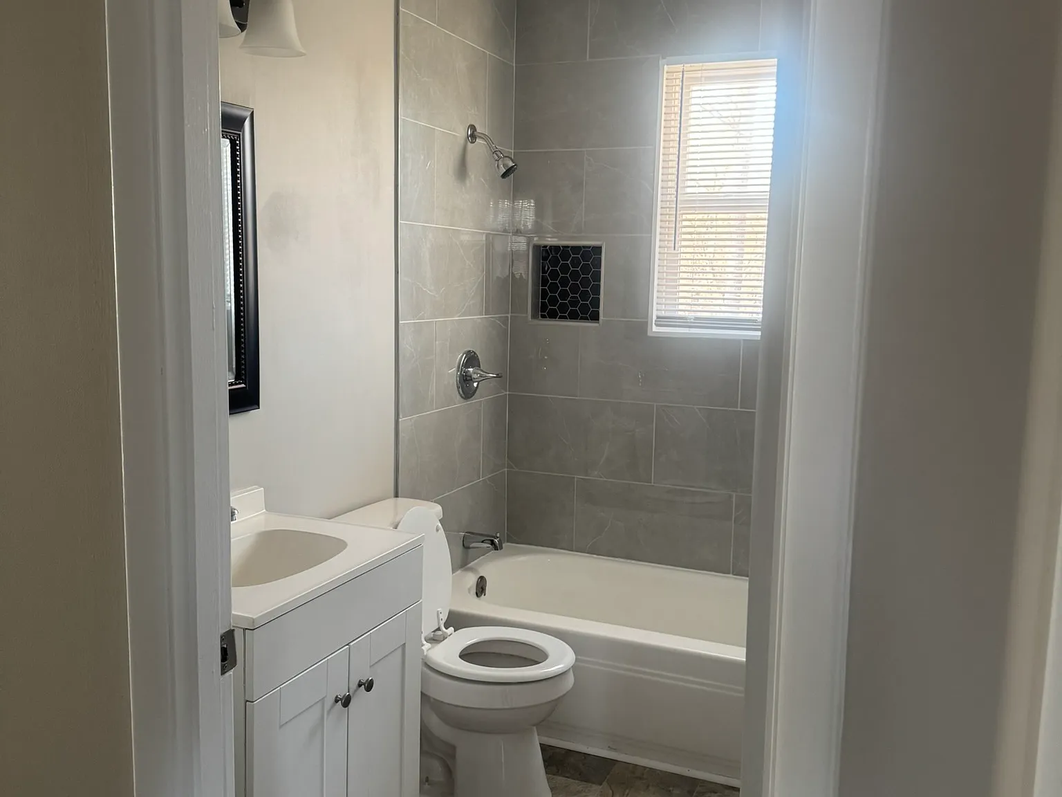 3 bed, 1000 sqft, $1,200 — Photo 3