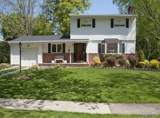 26 Pine Hill Ln, Dix Hills, NY 11746
