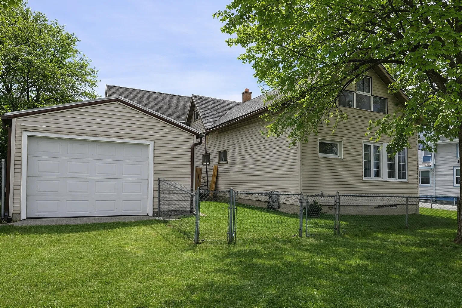 5 bed, 1.5 bath, 1600 sqft, $2,200 — Photo 1