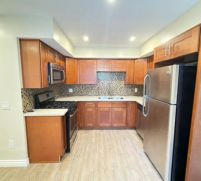 2340 N Ontario St #H — Photo 2