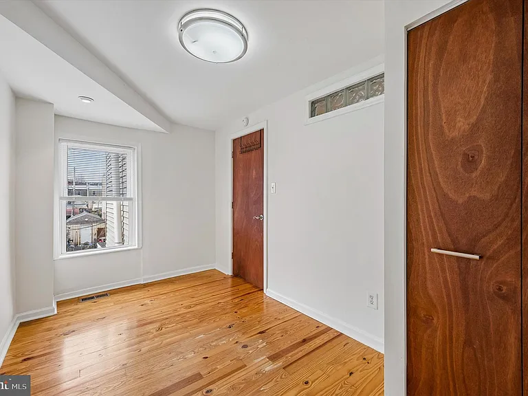 2042 E Huntingdon St — Photo 20