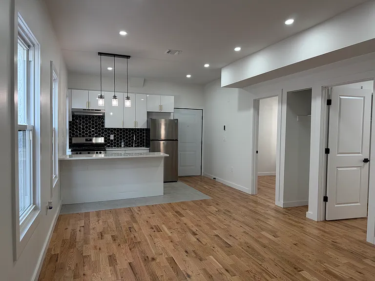 181 Woodside Ave #1F — Photo 2