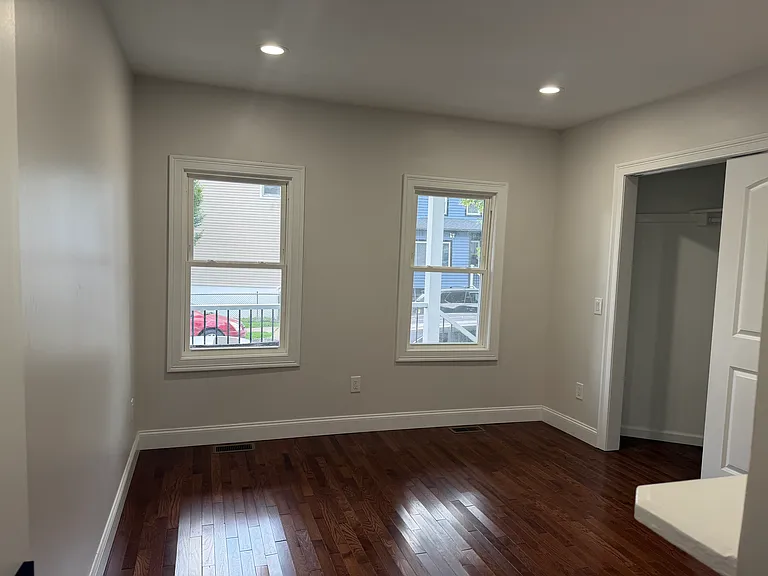 24 Dean St — Photo 4