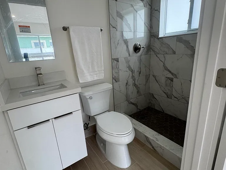 725 NE 160th Ter — Photo 28