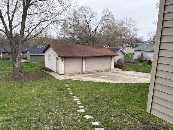 3rd image of 8326 Warren Dr