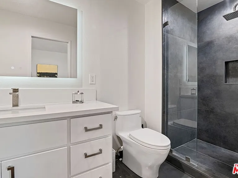 5720 Owensmouth Ave #142 — Photo 11