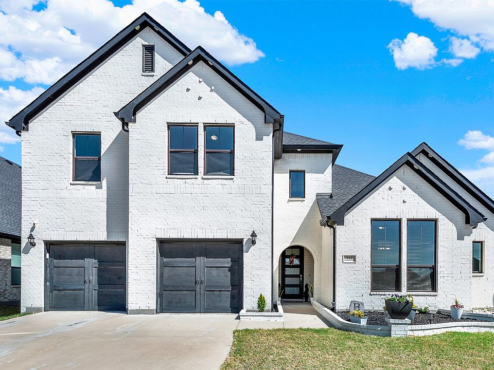 1st image of 915 Blueberry Way