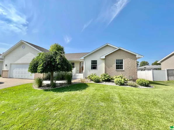 2031 Augusta Dr, Vermillion, SD 57069