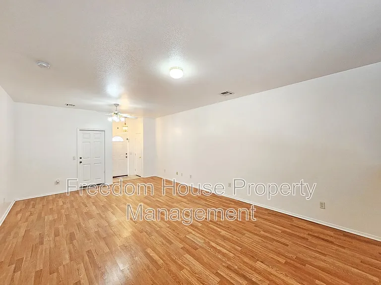 530 E Bourbon St #4 — Photo 6