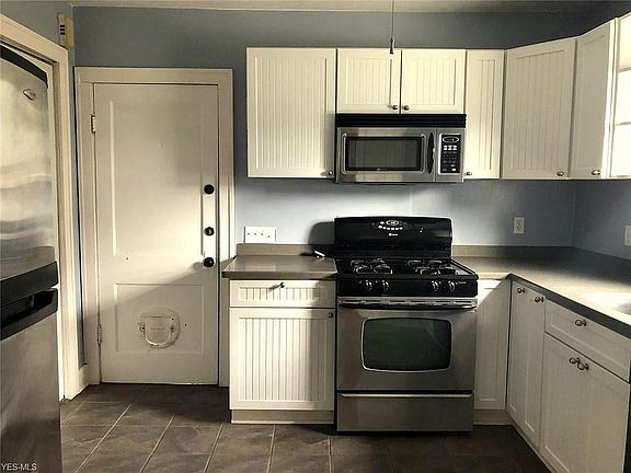 *Picture will be updated soon. Entire unit has been Freshly Painted, and Hardwood Floors are currently being refinished! The kit