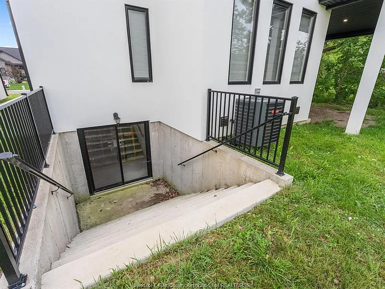 93 Belleview Dr — Photo 41