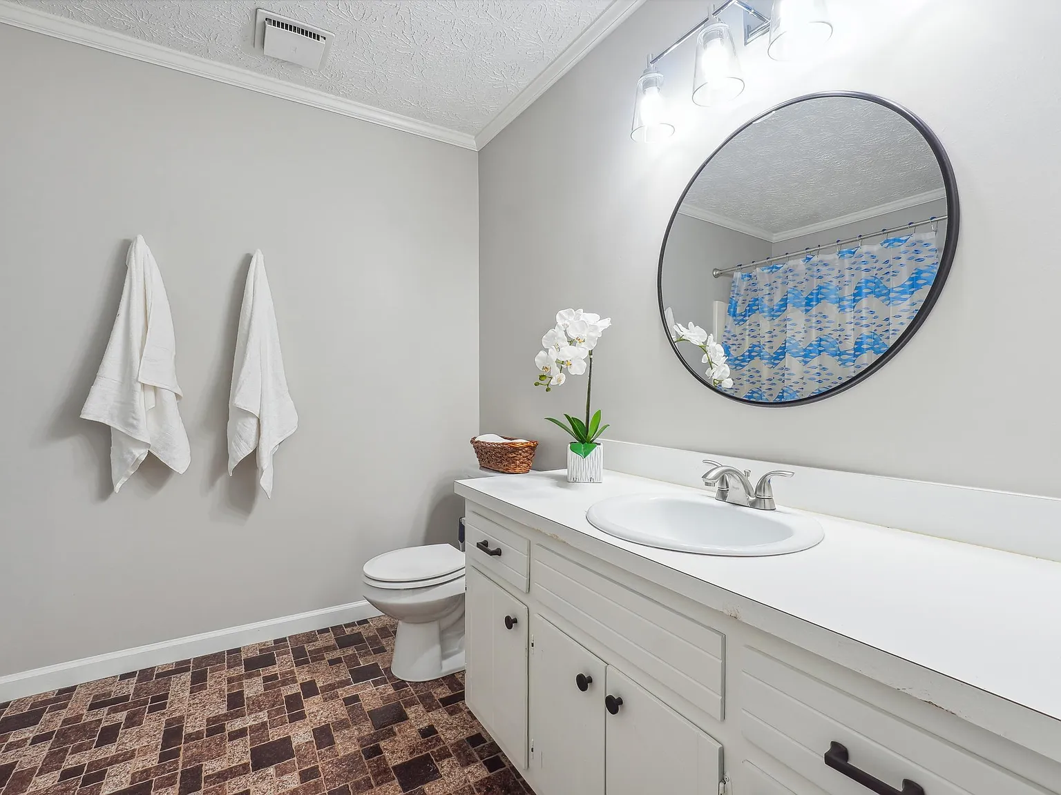 4 bed, 2.0 bath, 1900 sqft, $819 — Photo 2