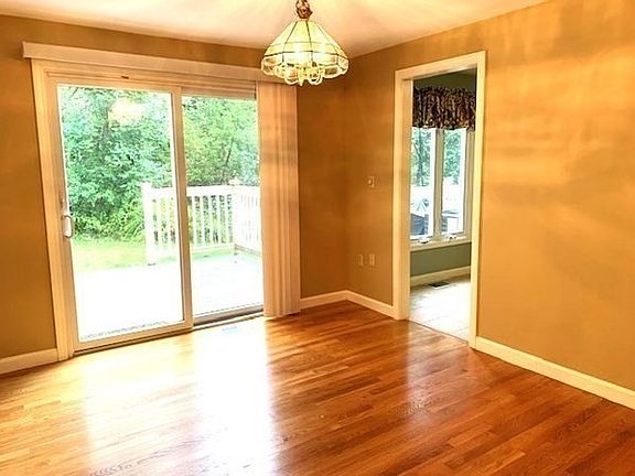3rd image of 32 Essex Green Ln