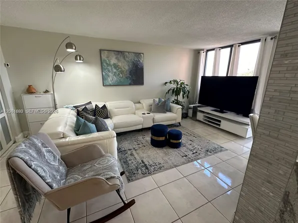 9410 W Flagler St APT 410, Miami, FL 33174