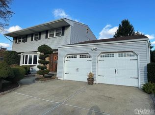 14 Cambridge Dr, Parlin, NJ 08859